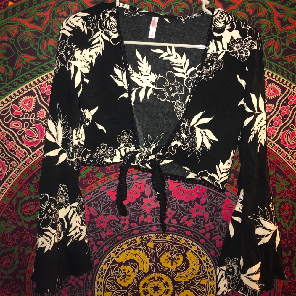 Cute flowy long sleeve floral crop top